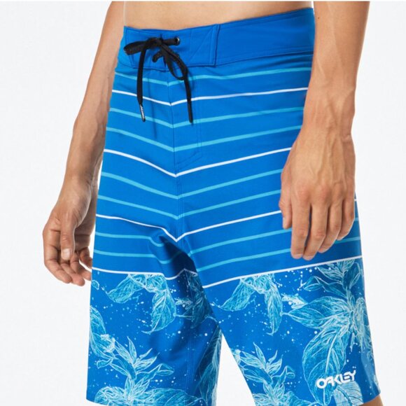 EUC Oakley Blue Striped/Floral Retro Split 21 Board Shorts in Men's 36 - Picture 1 of 10